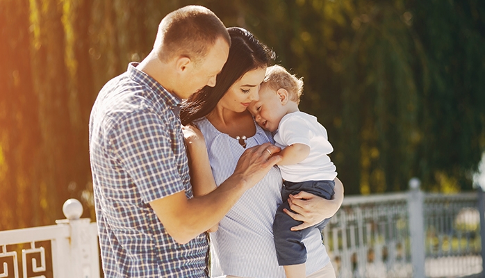 Adoptions hors mariage, accord des parents biologiques : une proposition de loi sur l’adoption débattue à l’Assemblée nationale